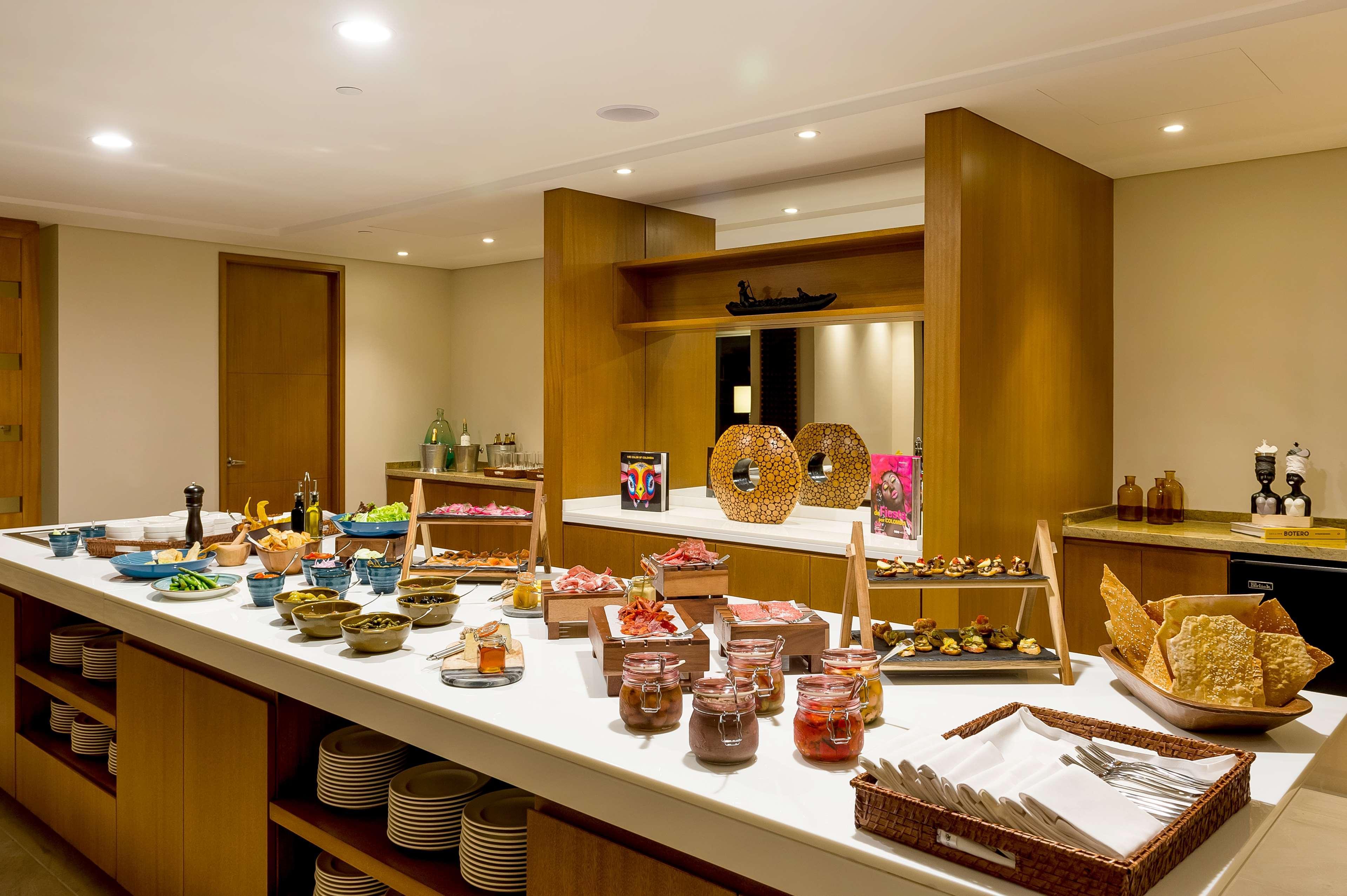 Hyatt Regency Cartagena Hotel Exterior foto A buffet at a hotel